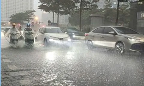 Miền Bắc đón đợt không khí lạnh dồn dập, mưa dông cực lớn, Hà Nội chuyển mát đột ngột