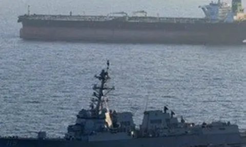 Iran dọa biến Hormuz thành "nghĩa địa tàu chiến Mỹ", siêu tàu dầu Iran thứ 2 vượt phong tỏa