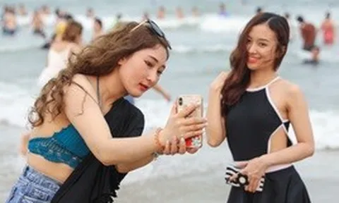 Biển Vũng Tàu đông nghịt, các thiếu nữ xinh đẹp nô nức check-in ngày nghỉ lễ