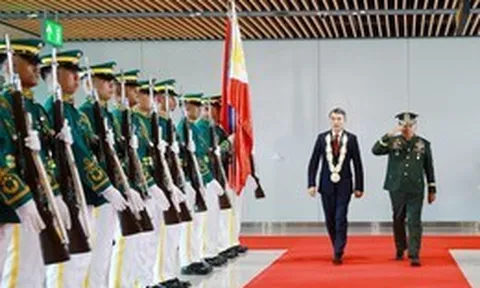 Thủ tướng đến Philippines, bắt đầu chương trình tham dự Hội nghị Cấp cao ASEAN