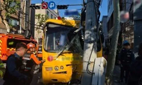 Hàn Quốc: Xe buýt đón chở nhiều trẻ em đâm thẳng cột điện, tài xế dương tính ma tuý