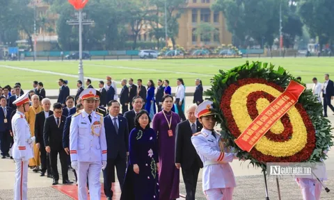 Đoàn đại biểu dự Đại hội MTTQ Việt Nam lần thứ XI vào Lăng viếng Chủ tịch Hồ Chí Minh