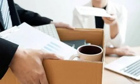 Hàng trăm nhân viên IT một hãng ô tô vừa bị sa thải nhẫn tâm qua 1 cuộc họp online 15 phút, phải ký giấy miễn trừ, hoàn trả tài sản