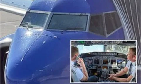 Kính chắn gió buồng lái Boeing 737-700 của hãng hàng không nổi tiếng bất ngờ nứt vỡ khi đang bay ở độ cao 11.000m