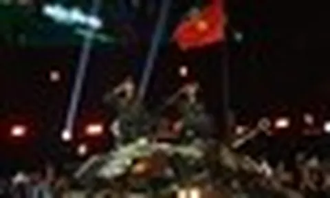 Chỉ concert Việt Nam mới có: Xe tăng tiến thẳng lên sân khấu, cả chục nghìn người cùng chào hiệu lệnh