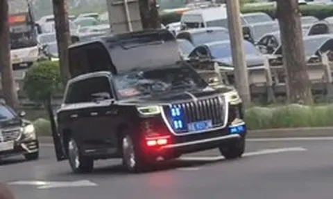 Chiếc SUV bí ẩn với mái khổng lồ trong đoàn xe ông Trump ở Trung Quốc