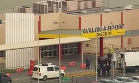 Úc: Sân bay sơ tán, hoãn hủy chuyến vì... máy triệt lông
