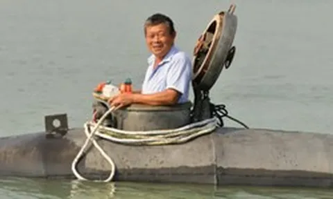 Phát hiện người đàn ông 60 tuổi thả "cục sắt" 5 tấn xuống nước, "con cá đen khổng lồ" chứng minh năng lực học hỏi đang kinh ngạc của người nông dân