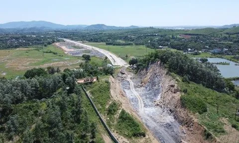 Vì sao tuyến đường 2,7km ở Thanh Hoá làm 4 năm chưa xong?