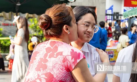 Những cái ôm chặt gửi gắm kỳ vọng trước môn thi đầu tiên vào lớp 10