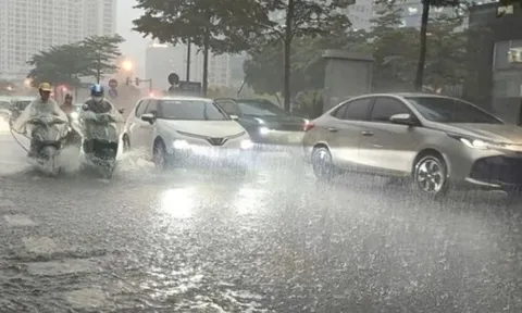 Miền Bắc đón mưa dông sầm sập trước khi bước vào đợt nóng "bùng nổ", cảnh báo thời tiết cực đoan