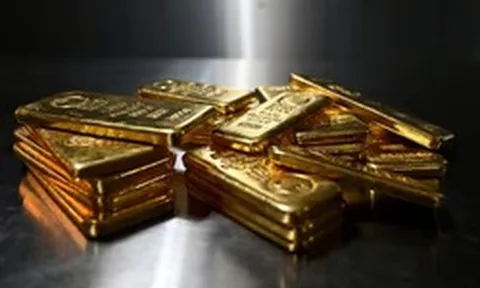 Giá vàng lao dốc 3%, giá dầu và đồng USD tăng vọt, thị trường cược tới 70% kịch bản Fed tăng lãi suất