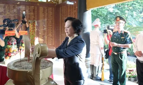 Phó Thủ tướng Phạm Thị Thanh Trà dâng hương tưởng niệm các anh hùng liệt sĩ tại Công viên Lê Thị Riêng