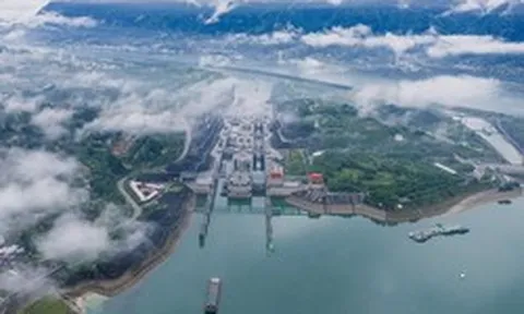 Xe tải, cần cẩu Trung Quốc đồng loạt nổ máy, hàng trăm người vỗ tay reo hò: Siêu ‘cao tốc’ dưới nước lớn nhất thế giới bắt đầu hình thành, thực hiện nhiệm vụ quan trọng