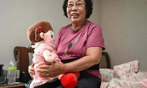 Câu chuyện bóc trần nỗi cô đơn của người già hiện nay: Con cái ở xa, vò võ một mình suốt ngày dài đằng đẵng, họ bầu bạn cùng ai?