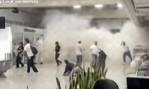Cảnh tượng đổ nát, hỗn loạn bên trong sân bay quốc tế lớn nhất Venezuela thời điểm xảy ra thảm họa động đất kép