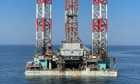 Iran lắp đặt giàn khoan khổng lồ tự chế tại Vịnh Ba Tư