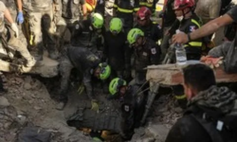 Xúc động hình ảnh bé gái 3 tuổi sống sót kỳ diệu trong trận động đất ở Venezuela