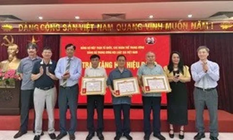 Đảng bộ Trung ương Hội Luật gia Việt Nam trao tặng Huy hiệu Đảng cho các đảng viên