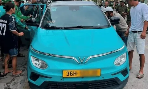 Tài xế taxi gục trong xe khi đang đợi khách, lực lượng chức năng giải cứu bất thành