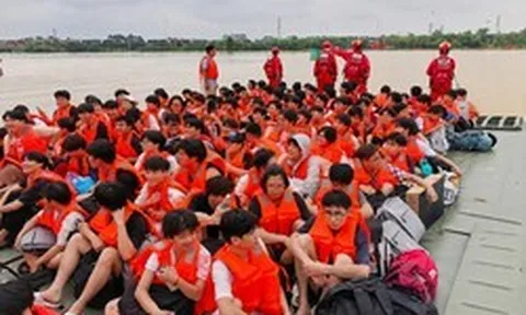 Trung Quốc đưa "tàu sân bay" tới vùng lũ: Siêu khí tài tạo thành bến nổi trong vài phút, cứu hơn 6.000 người