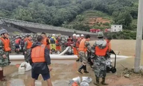 Bão Saudel gây mưa lớn, lũ cuồn cuộn trên đường phố Trung Quốc