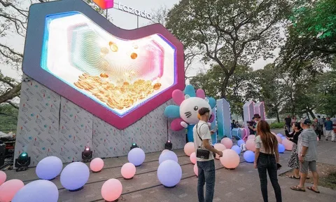 "Trạm quà bom tấn" gây sốt tại phố đi bộ Hồ Gươm, có gì hot mà hàng nghìn người rủ nhau check-in, săn quà?