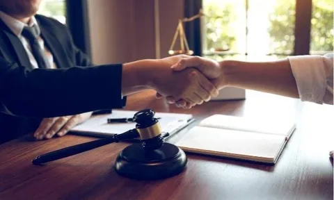 Mỹ: Từ văn hóa thích kiện tới cửa kiếm tiền của các công ty luật