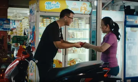 “Sạc đầy yêu thương” mùa Tết với Re: Charge - dịch vụ phát điện miễn phí cho hộ kinh doanh nhỏ từ cộng đồng Dat Bikers