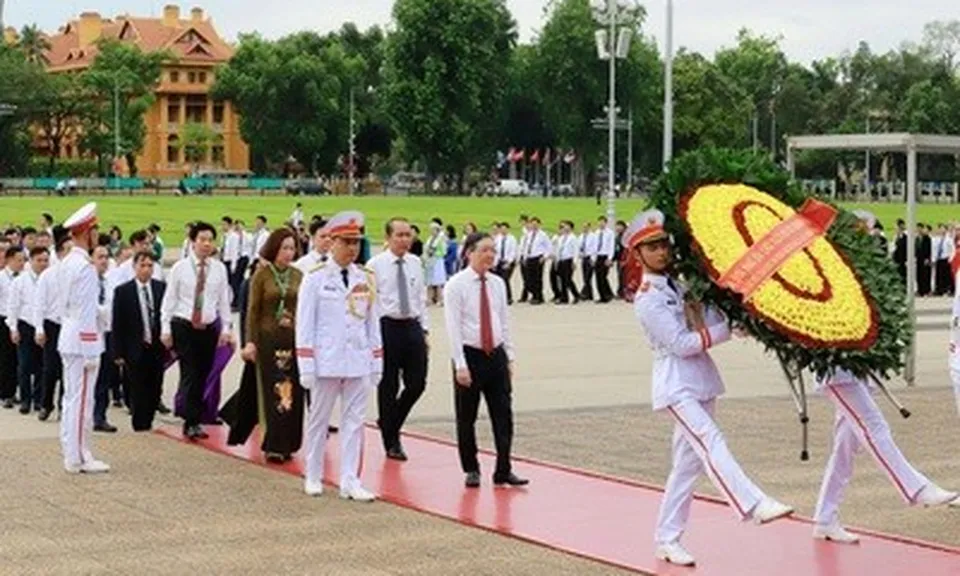Đại biểu dự Đại hội Hội Nông dân Việt Nam vào Lăng viếng Chủ tịch Hồ Chí Minh